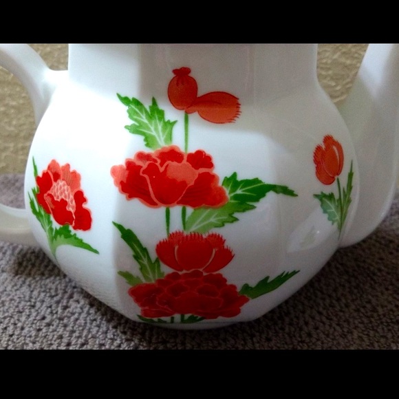 VINTAGE~ TOSCANY Collection Porcelain Teapot with Red Flowers~Made in Japan - Picture 3 of 7